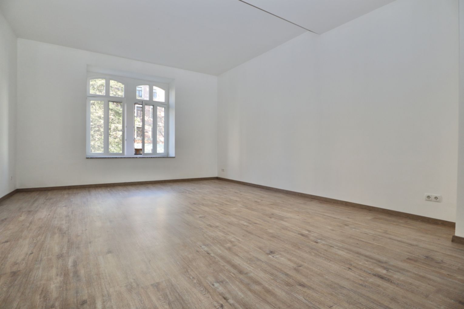 4 Zimmer • Fussbodenheizung • Laminat • 2 Tageslichtbäder • Wohnküche • Balkon • Stellplatz