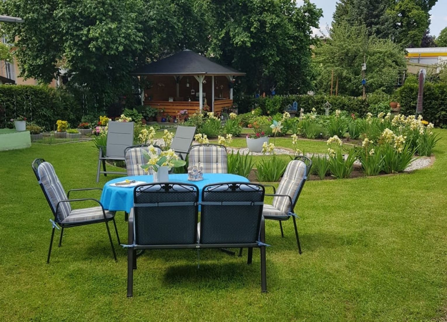 Wellness-Bad • 4 Zimmer • moderne Ausstattung • großer Garten • Garage • Laminat • Fussbodenheizung