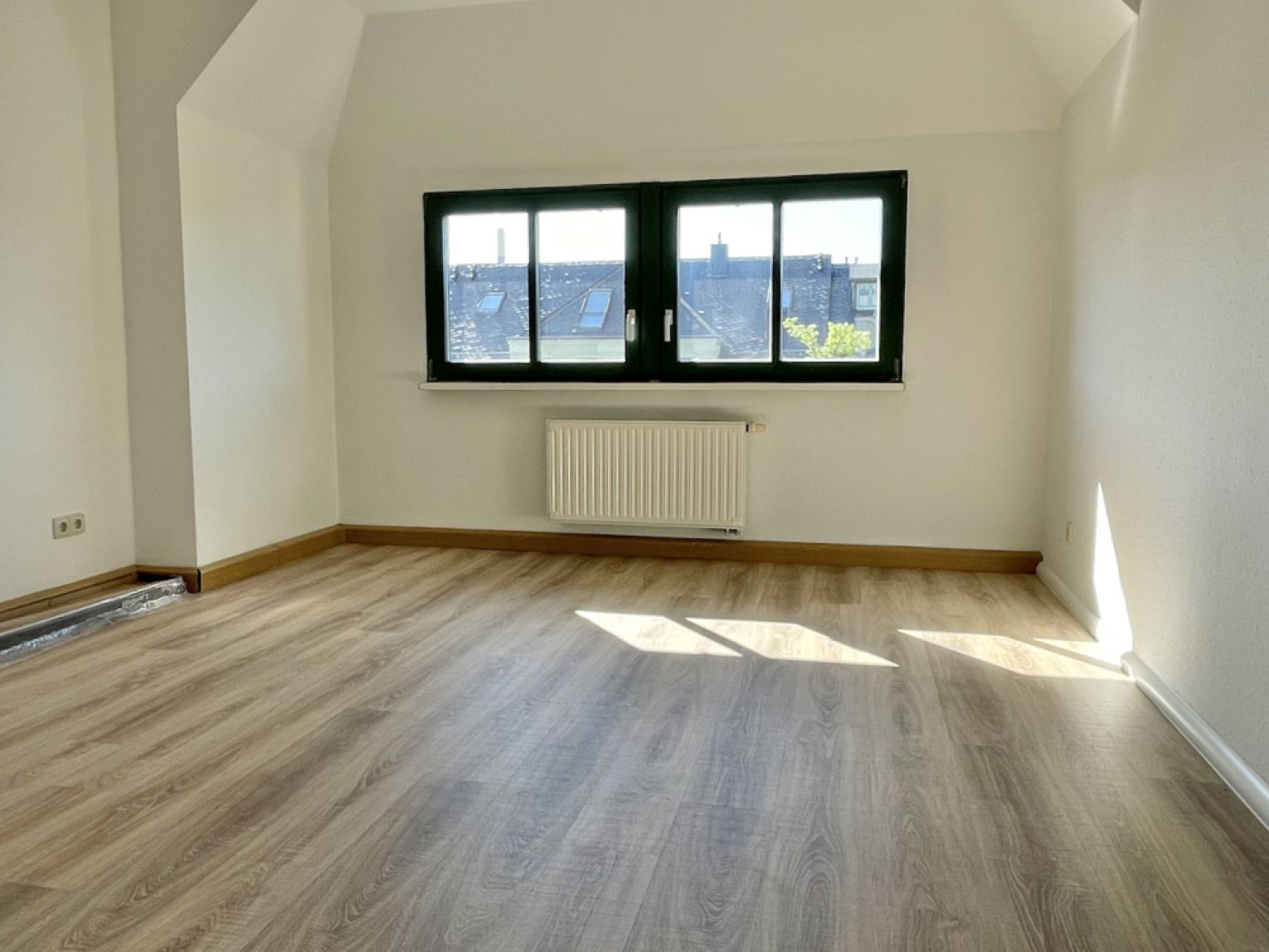 3-Zimmer • Maisonette • Bad mit Wanne • Sonnenbalkon • Fahrstuhl • neues Laminat • Hausgarten