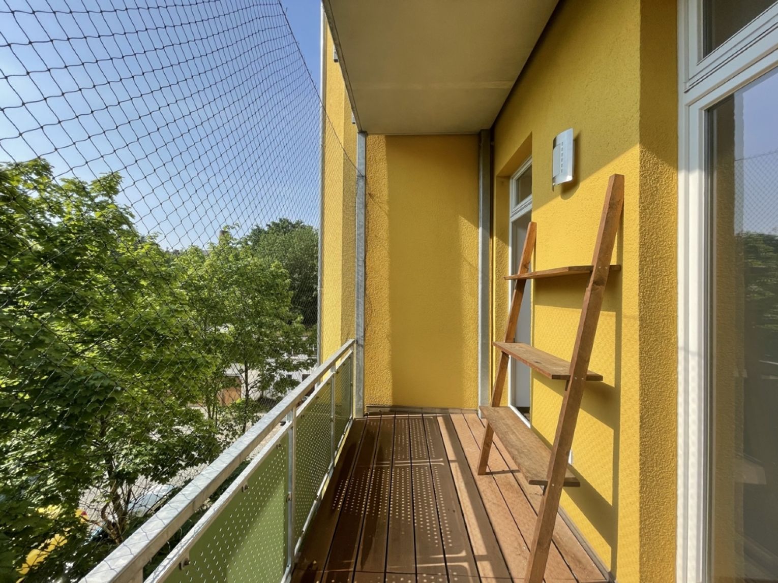 3 Zimmer • mit original Stuckdecke • Fussbodenheizung • Balkon • Wanne und Dusche • glatte Wände •