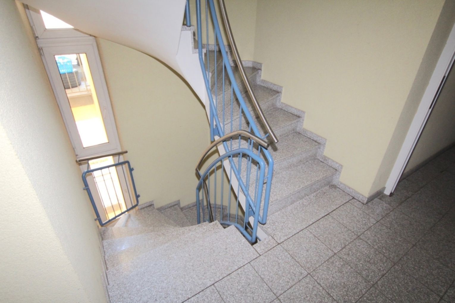 2 Zimmer • individuell • mit Aufzug • Balkon • lichtdurchflutete Räume • mit Stellplatz