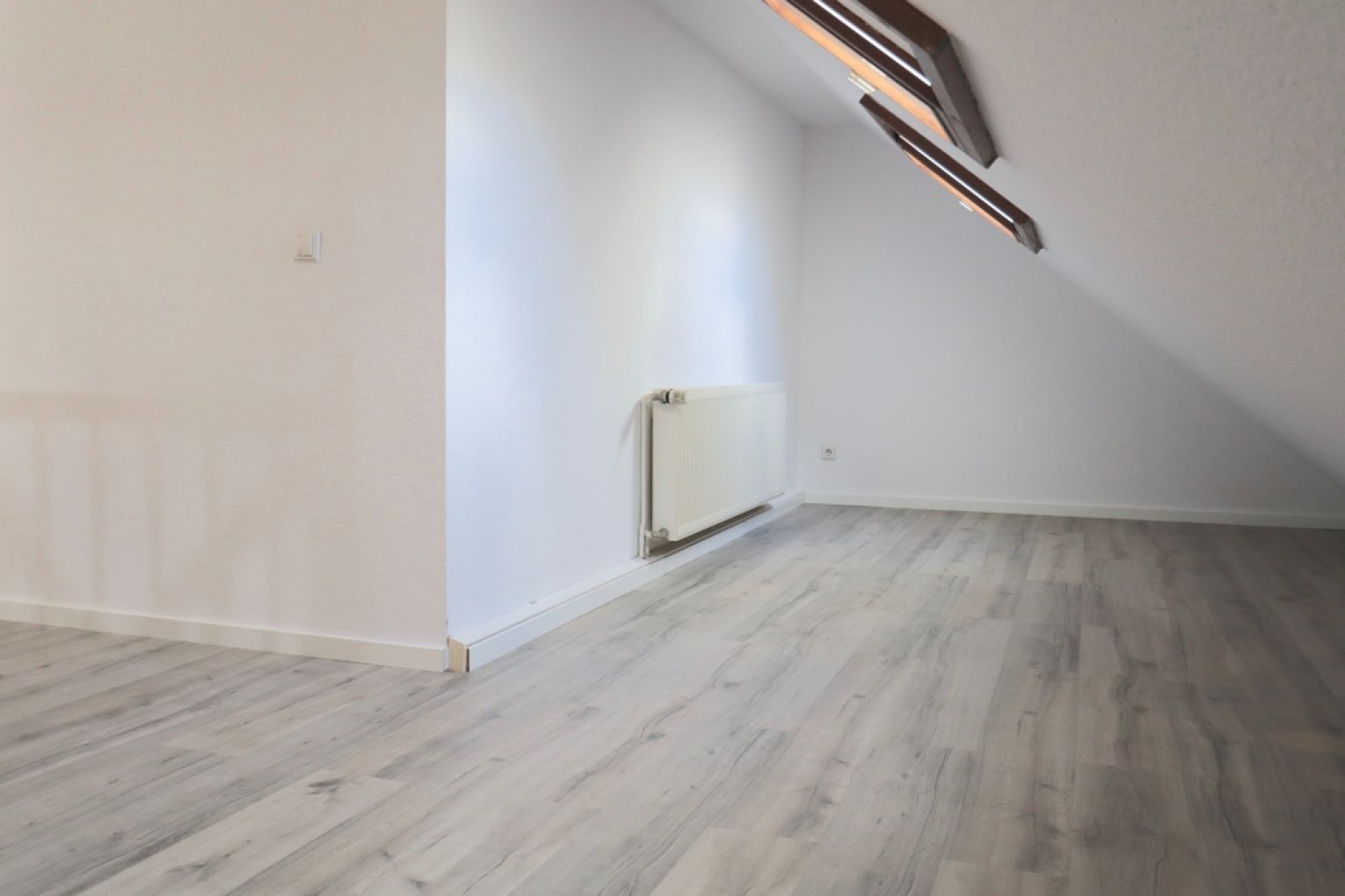 Dachgeschoss-Maisonette • 2-Raum • Lift • Bad mit Dusche • Laminat • jetzt Termin vereinbaren