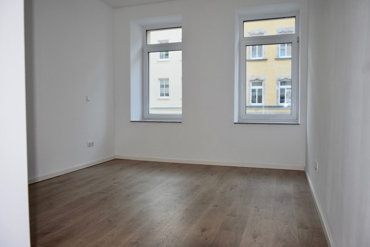 moderne offene Küche • großer Balkon • junge Hausgemeinschaft • Grill und Kinderecke • Stellplatz