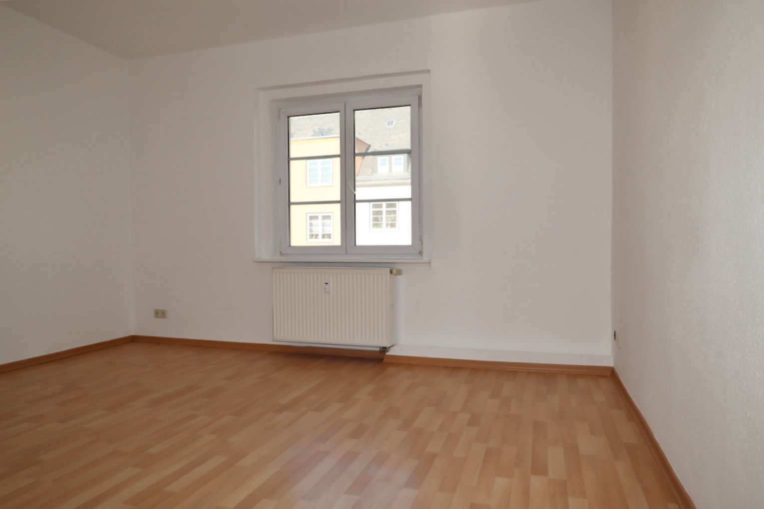 2-Raum • Tageslichtbad mit Wanne • Balkon • Laminat • Sonnig • Stellplatz • Besichtigungstermin!?