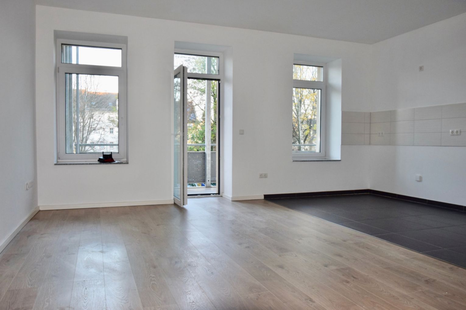 moderne offene Küche • großer Balkon • junge Hausgemeinschaft • Grill und Kinderecke • Stellplatz