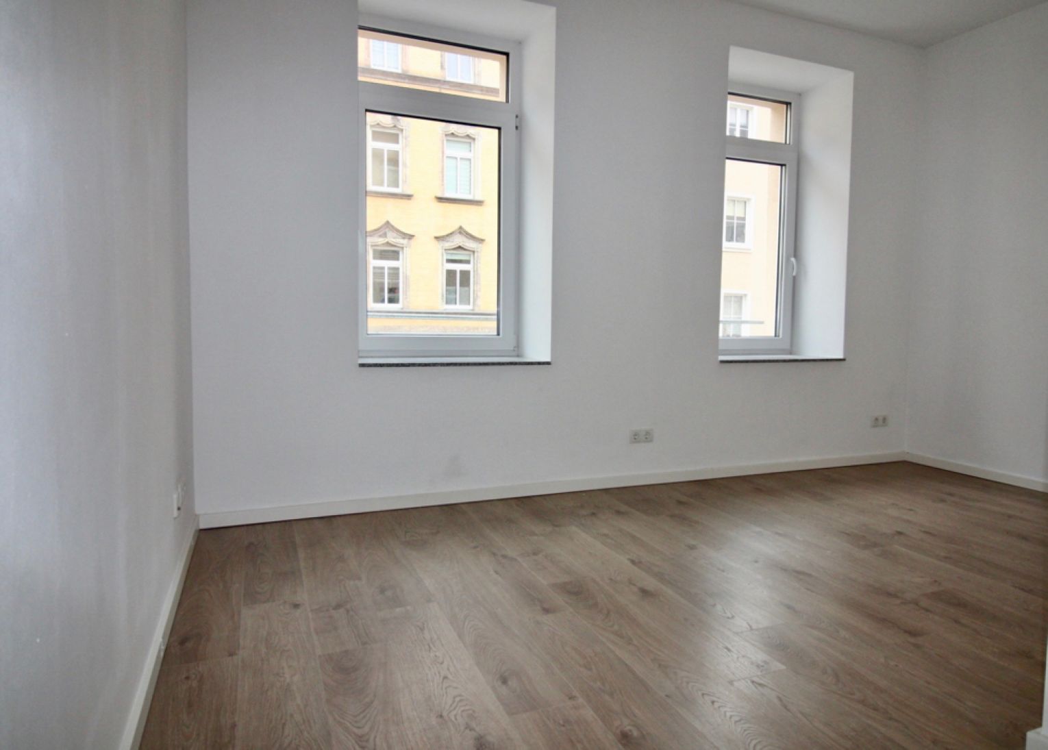 moderne offene Küche • großer Balkon • junge Hausgemeinschaft • Grill und Kinderecke • Stellplatz