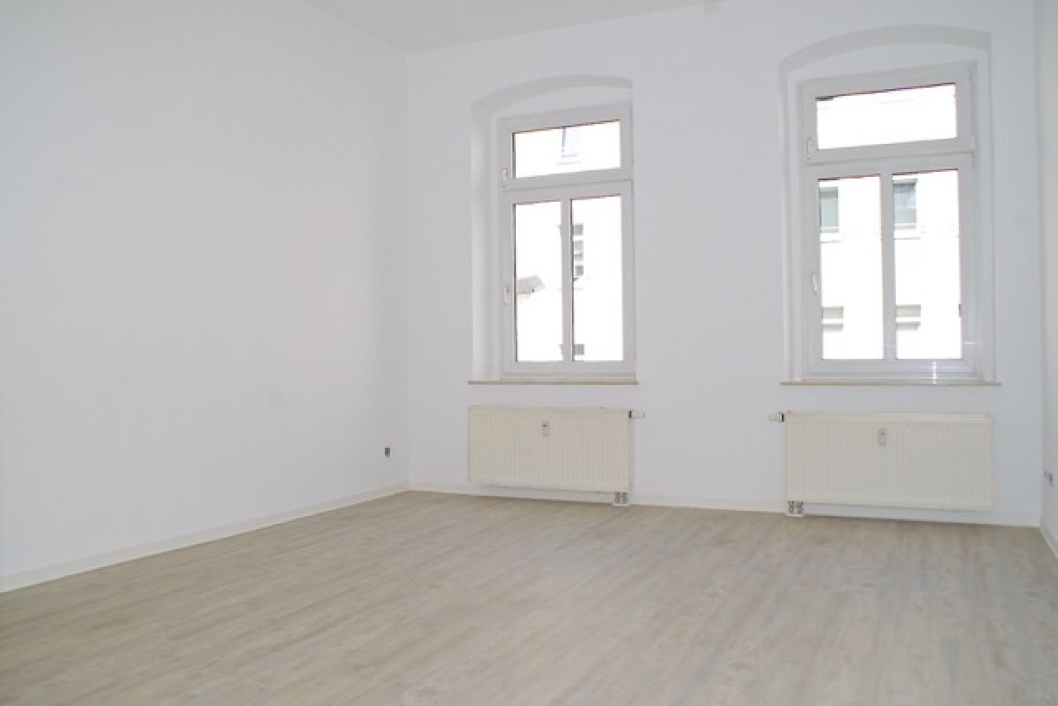 5-Raum Wohnung • 2 Bäder • Wanne + Dusche • Maisonette • 2 Balkone • Laminat • nicht lang warten!