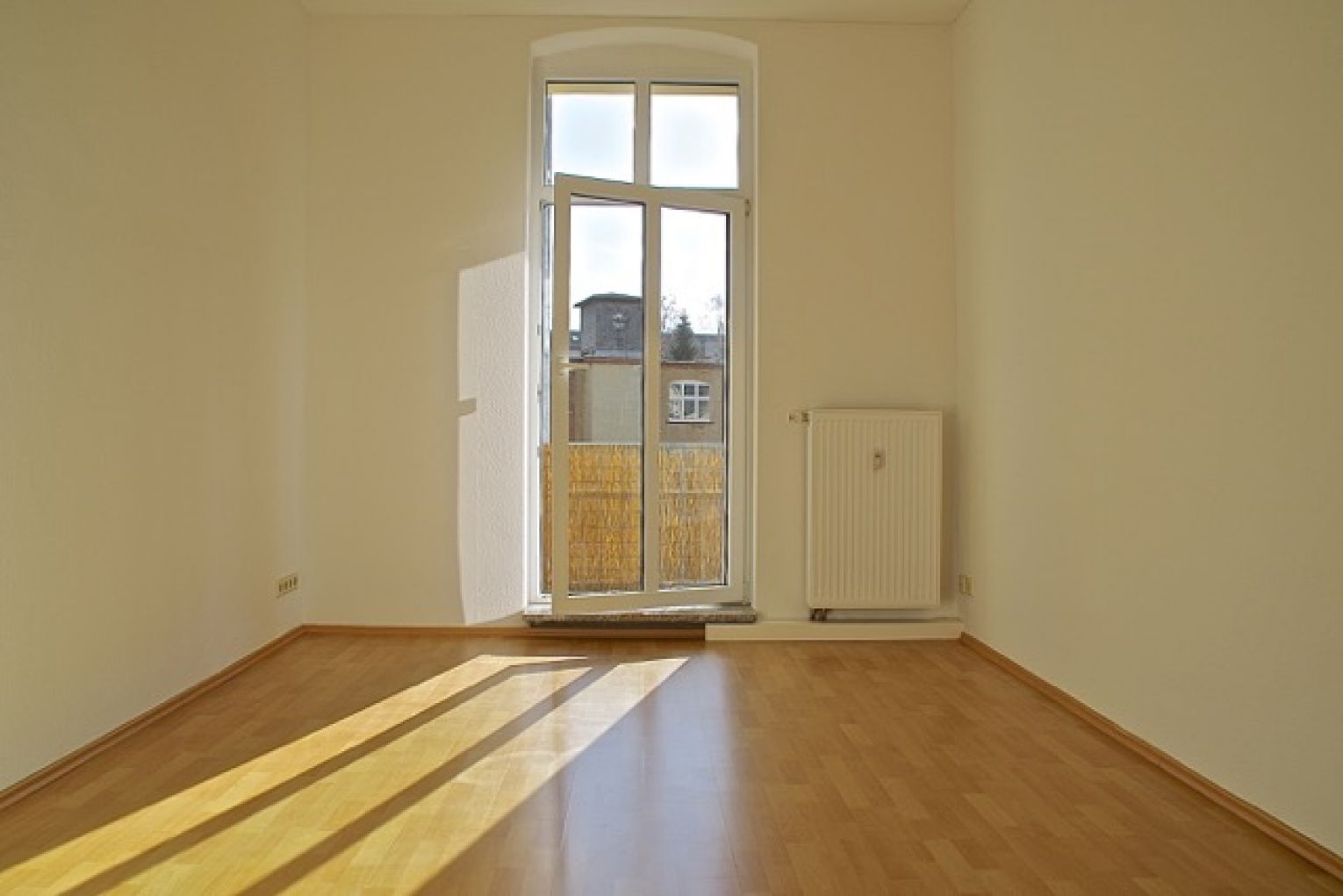 3-Zimmer Wohnung • Balkon • Tageslichtbad mit Wanne • Einbauküche • Stellplatz  • jetzt anrufen!