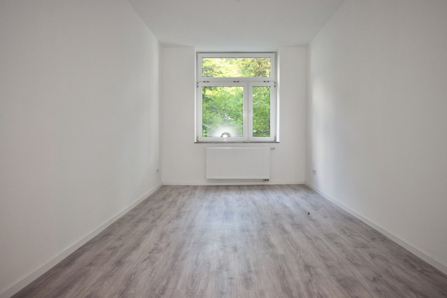 NEU! 3 Zimmer • Bad mit Fenster, Dusche und Wanne • Balkon • Laminat • zentrumsnah • Jetzt fertig!