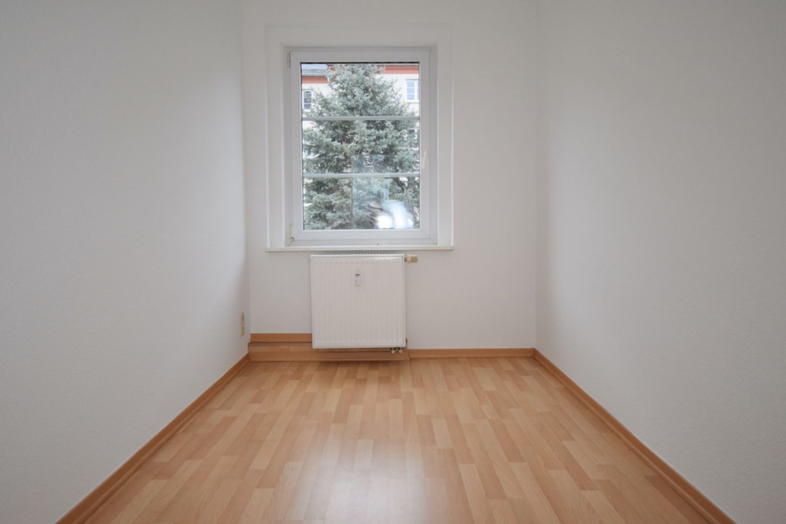 3-Zimmer Wohnung • Laminat • Tageslichtbad mit Wanne • Erdgesschoss • Kaßberg • Termin vereinbaren!