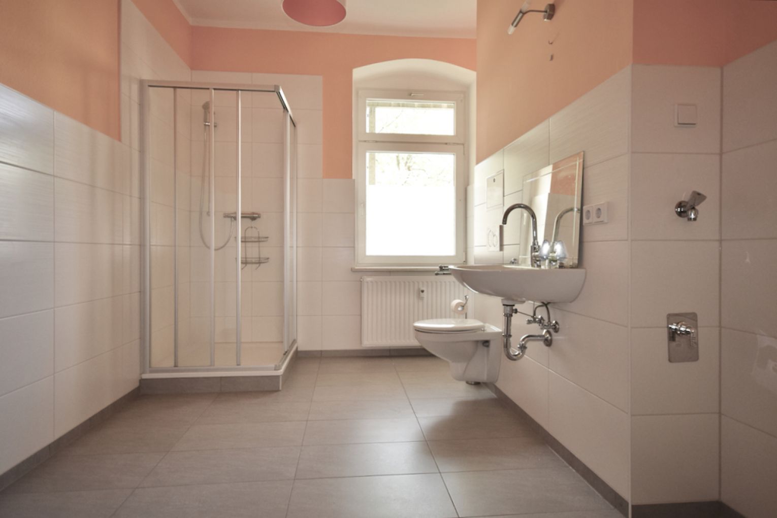 1-Raum-Apartement • Bad mit Dusche • Balkon • großer Wohn/Schlafbereich • Balkon • Einbauküche • TOP