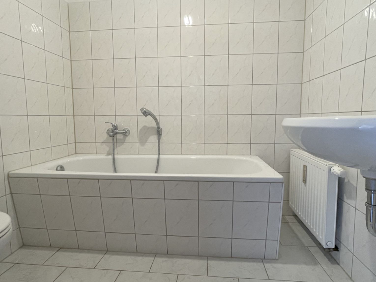 2 Zimmer • kleine Küche • Balkon • innenliegendes Bad mit Wanne • jetzt günstig MIETEN !