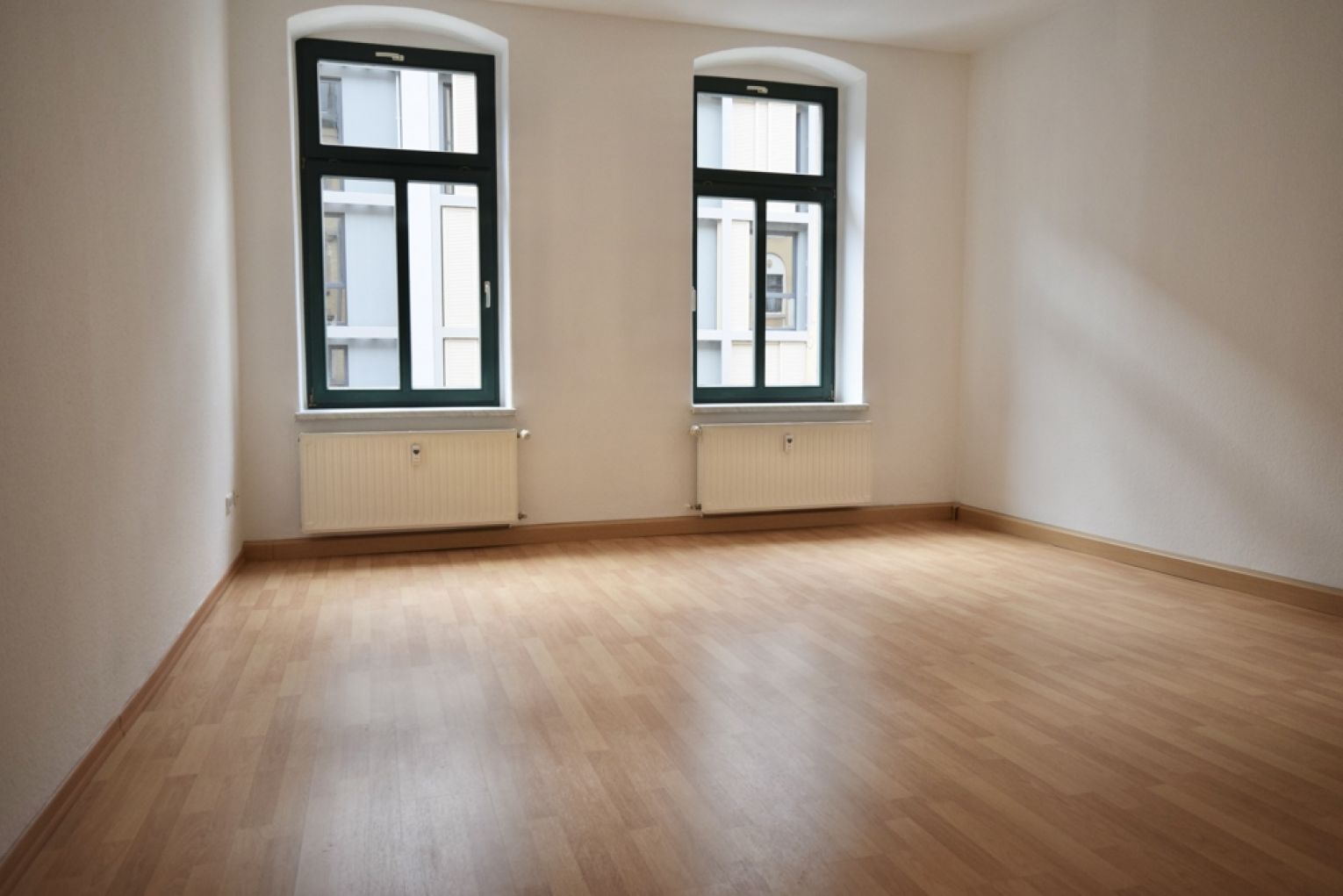 Kaßberg • Balkon • Bad mit Wanne • 2 Zimmer • Abstellraum • gepflegtes Haus • Laminat • Termin!?