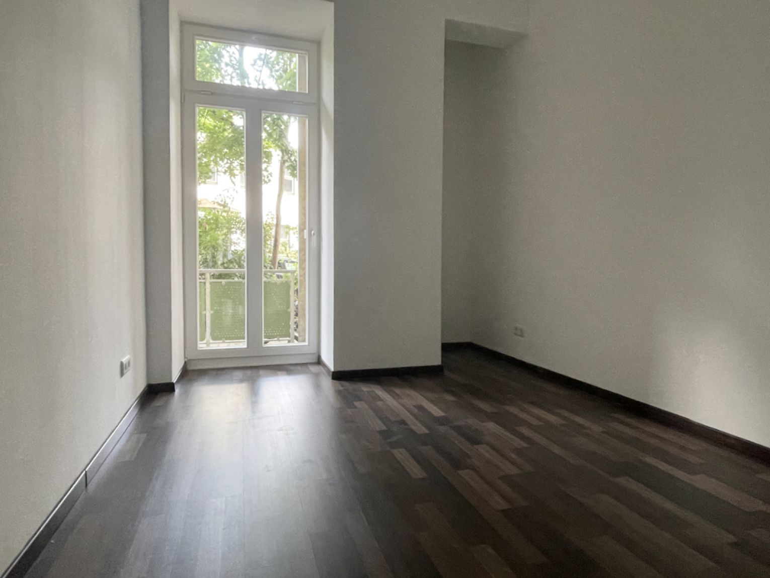 3 Zimmer • optional möbliert + EBK • Fussbodenheizung • Balkon • Wanne und Dusche • glatte Wände •