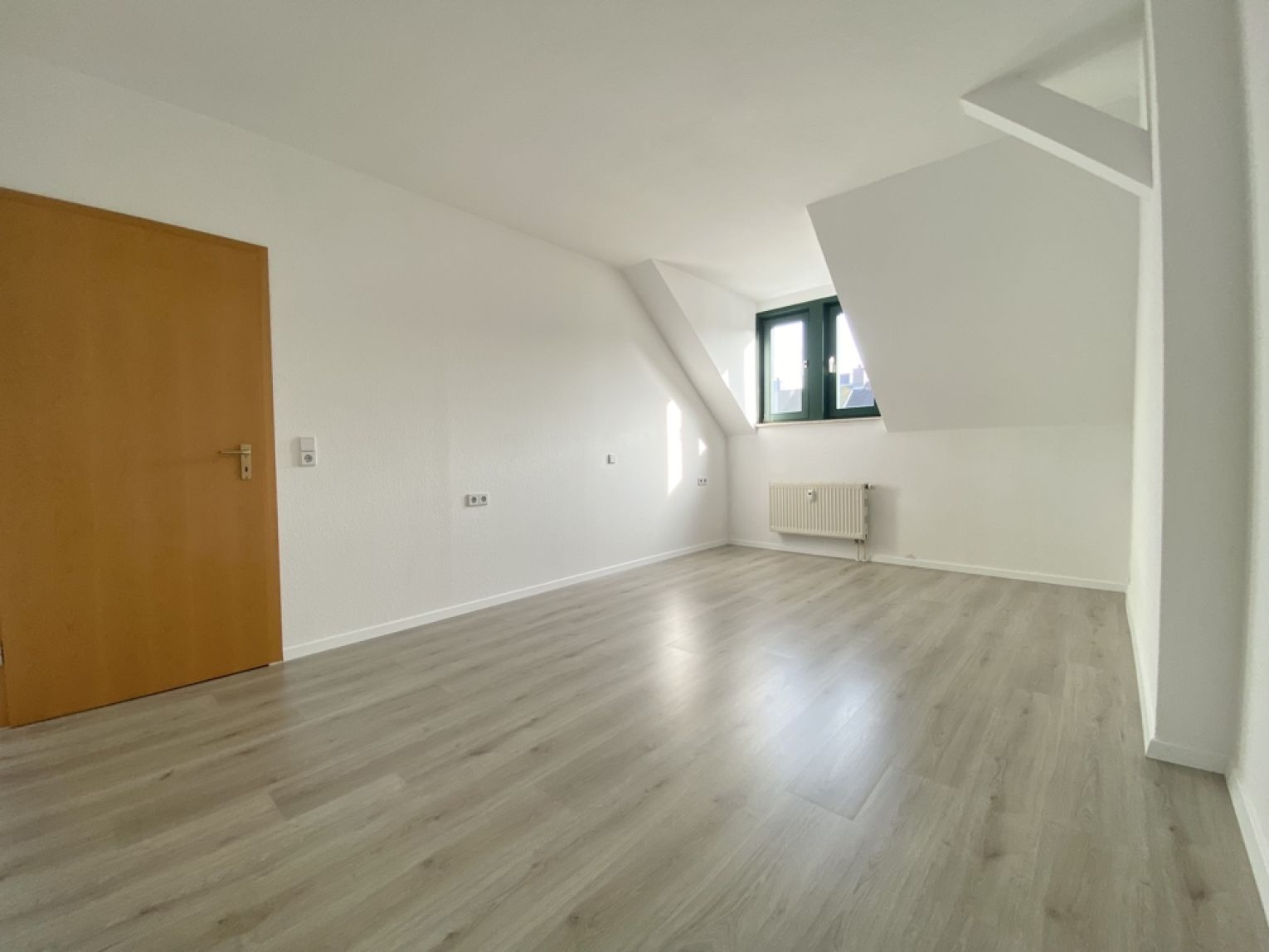 2-Raum Wohnung • Dachgeschoss • Einbauküche • modern wohnen • neu saniert • Altendorf • in Chemnitz