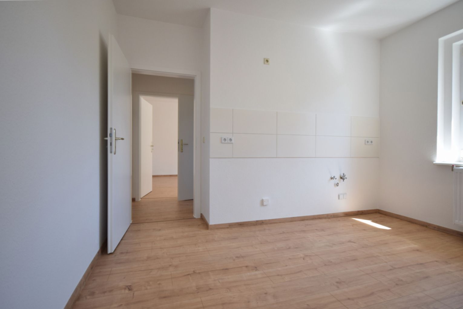 1-Raum Apartment • Laminat • Tageslichtbad mit Dusche • Stellplatz • Kaßberg • Anschauen & Mieten