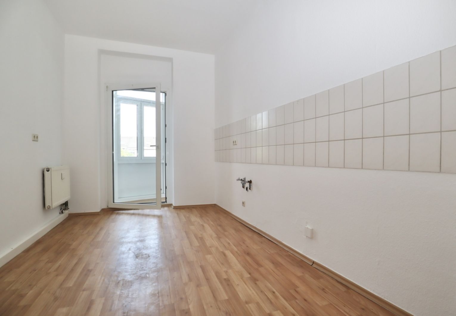 Loggia • Wanne und Dusche • Einbauküche • 7-Zimmer Wohnung in Chemnitz • Kappel • jetzt anrufen