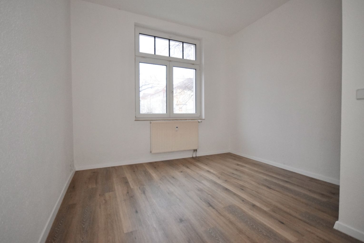 3-Zimmer • Balkon • Bad mit Wanne • Laminat • ruhige Lage • Laminat • nicht warten!