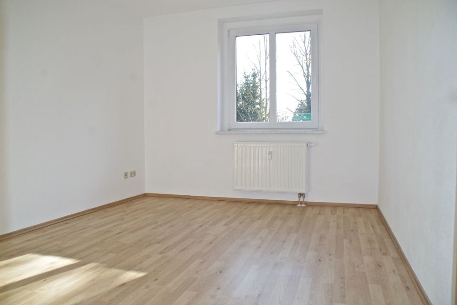 3 Zimmer • ruhige Lage • Maisonette • 2 Bäder mit Wanne • Laminat • Hochparterre • TOP • Mieten