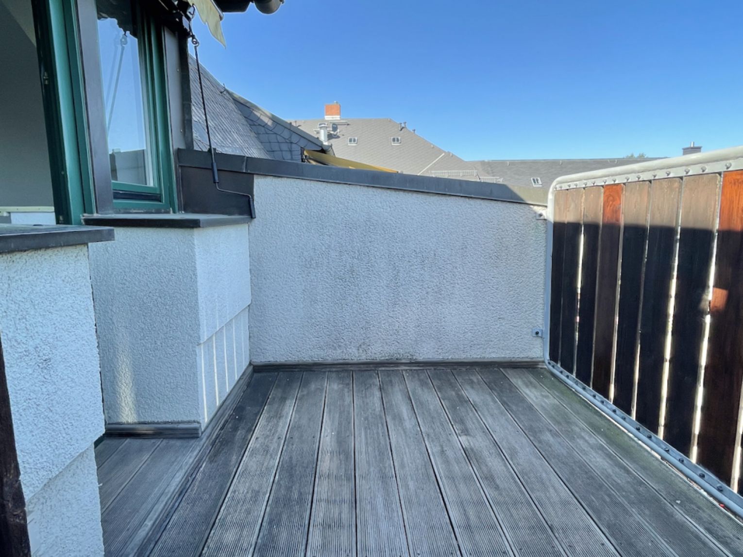 3-Zimmer • Maisonette • Bad mit Wanne • Sonnenbalkon • Fahrstuhl • neues Laminat • Hausgarten