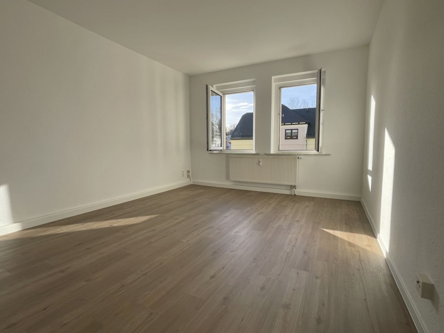 3-Raum • Küchwaldnähe • komplett renoviert • Loggia • Bad mit Dusche • Wohnküche • Top-Zustand !