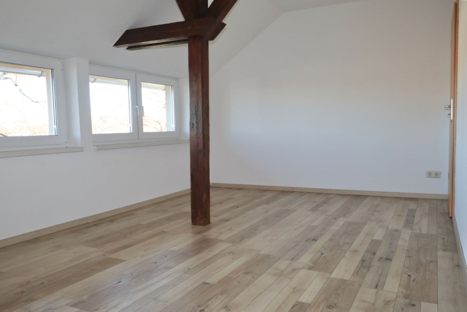 3 Zimmer • Südbalkon • schickes Laminat • Maisonette • Stellplatz • Fussbodenheizung • Balken-Flair