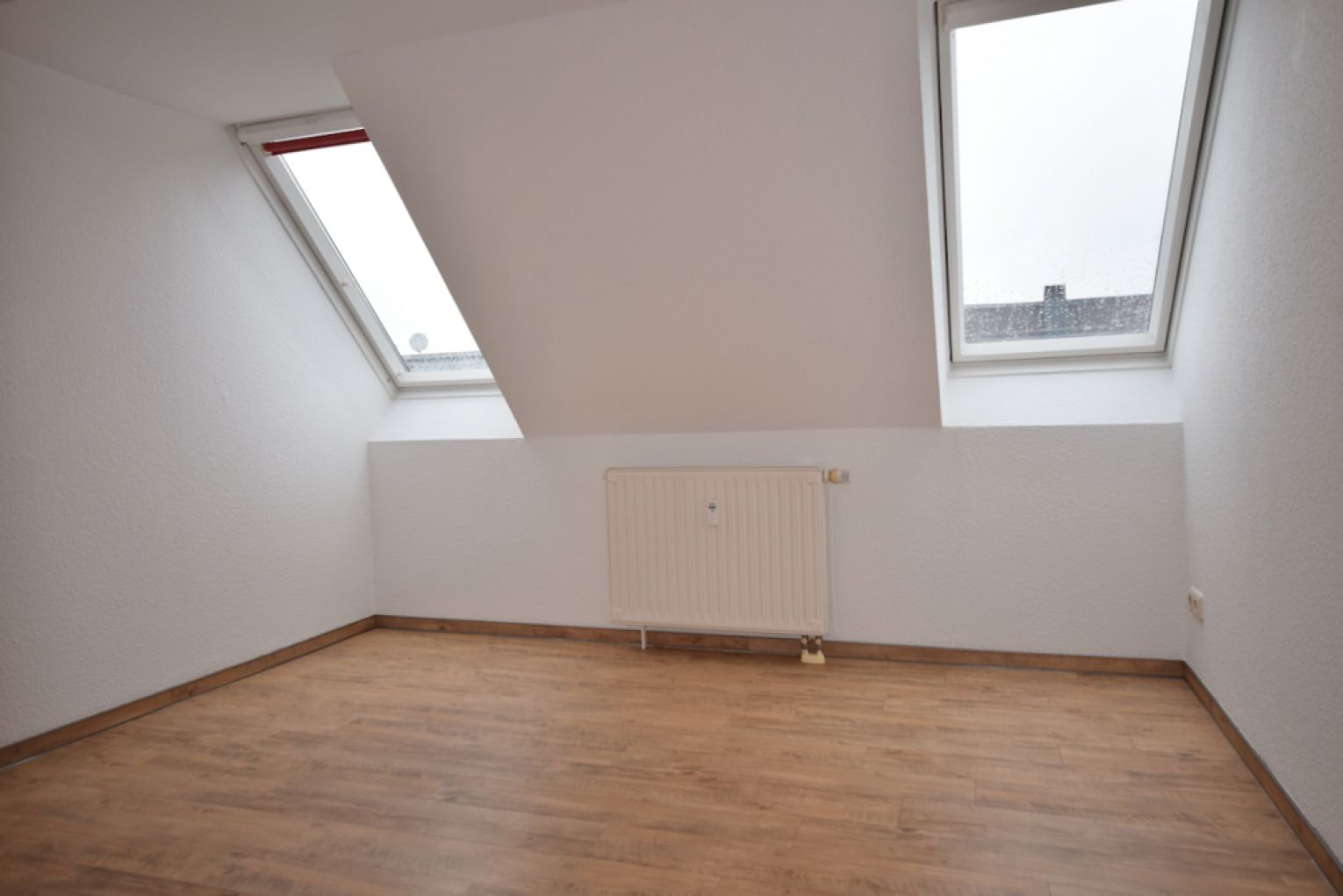 3-Zimmer • kompakt • Laminat • Balkon • frisch renoviert • frische Brötchen • BÄCKEREI im Haus 