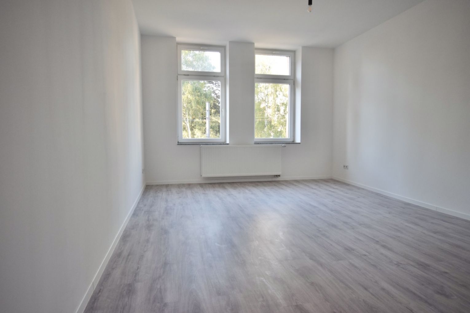 NEU! 3 Zimmer • Bad mit Fenster, Dusche und Wanne • Balkon • Laminat • zentrumsnah • Jetzt fertig!