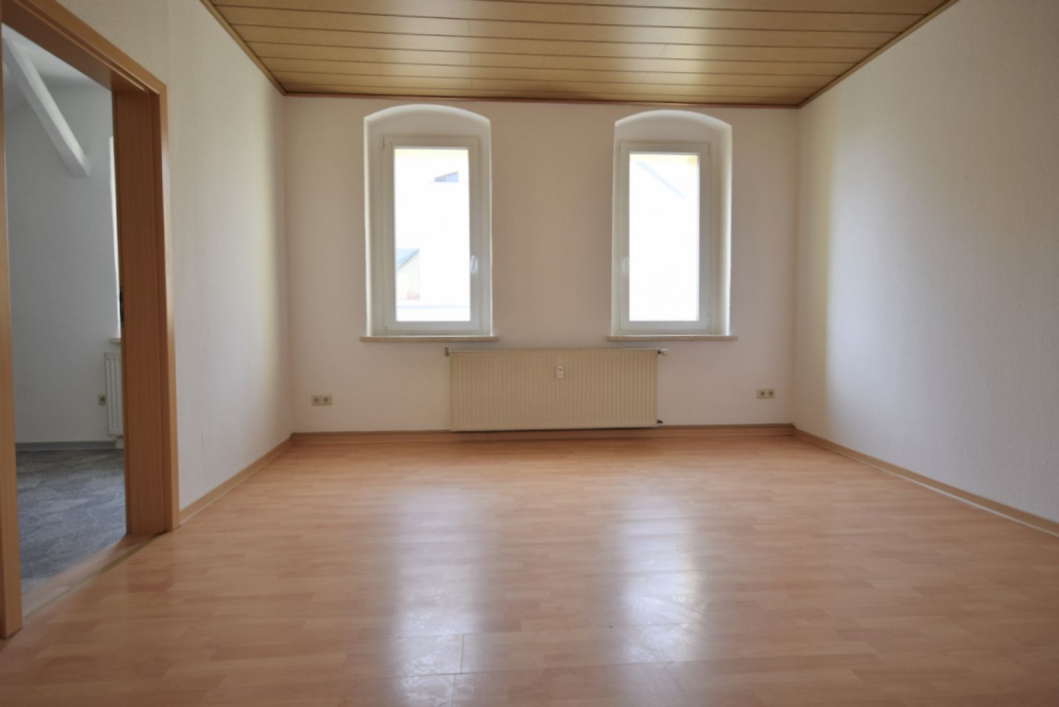 ruhige 2 Zimmer • Tageslichtbad mit Wanne • geräumige Küche • Laminat • günstig mieten 