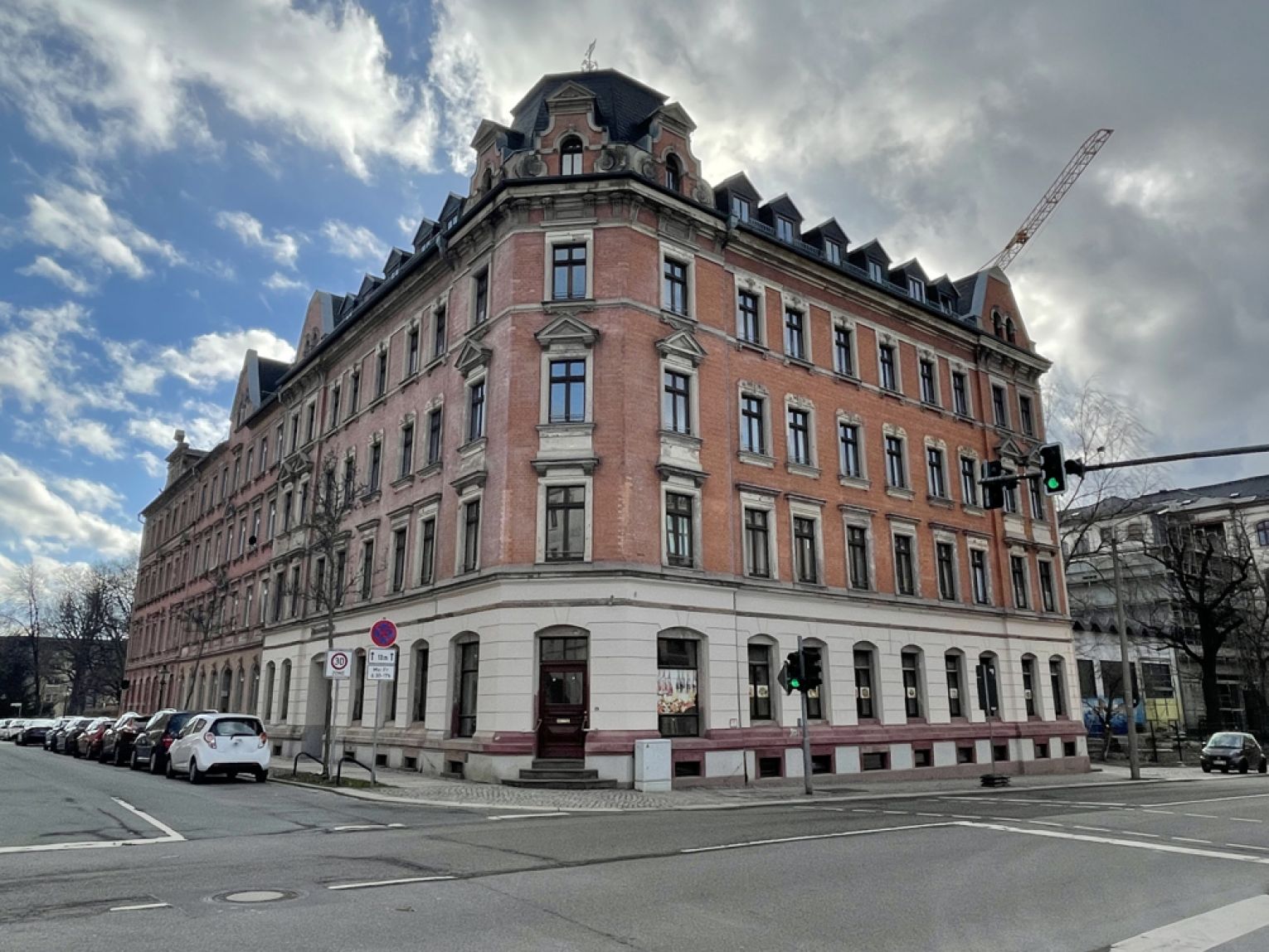 gerade modernisiert • 1-Raum Apartment • offene Küche • Bad mit Dusche • Laminat • Günstig Mieten!