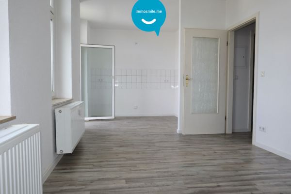 offene Küche • 2 Zimmer • Laminat • Balkon • Bad mit Wanne • Stellplatz • zentrale Lage