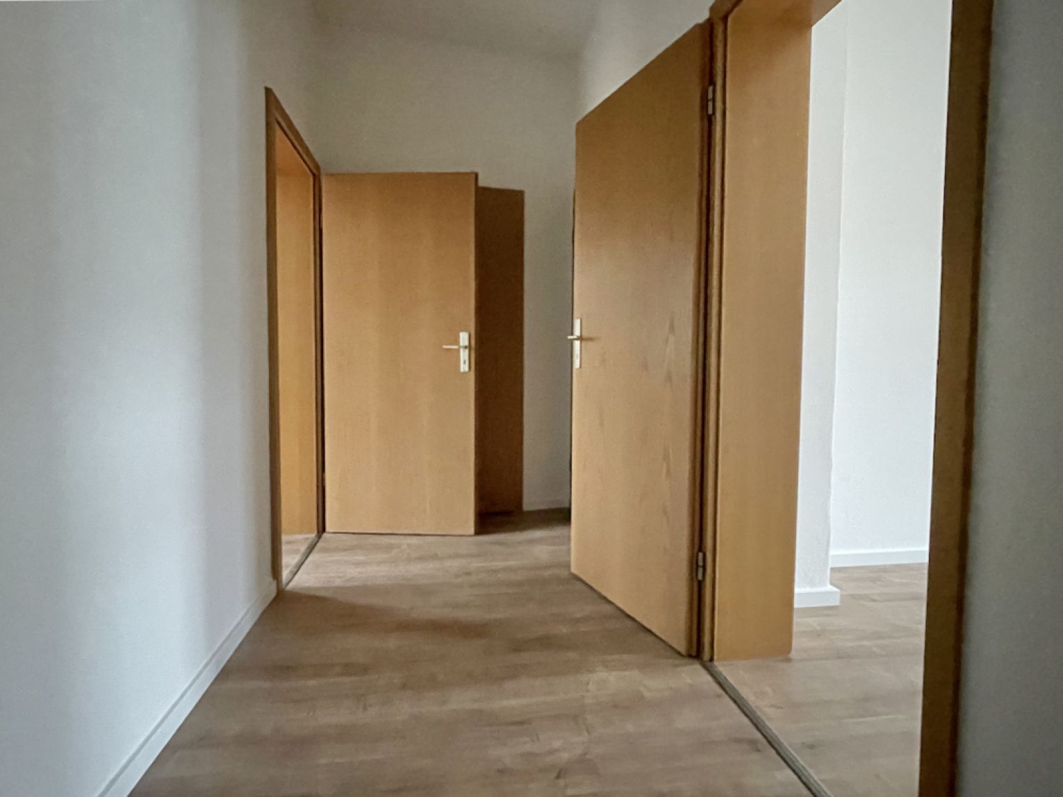 3 Zimmer • Balkon • neues Laminat • Haus mit Aufzug • Bad mit Wanne • Hilbersdorf