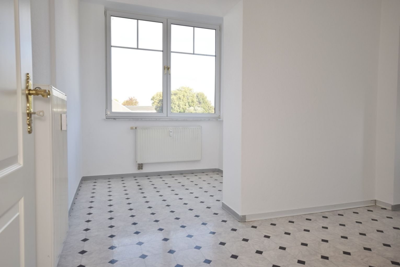 Wintergarten • Südbalkon • Tageslichtbad • Laminat • 2,5-Zimmer • großer Dachboden