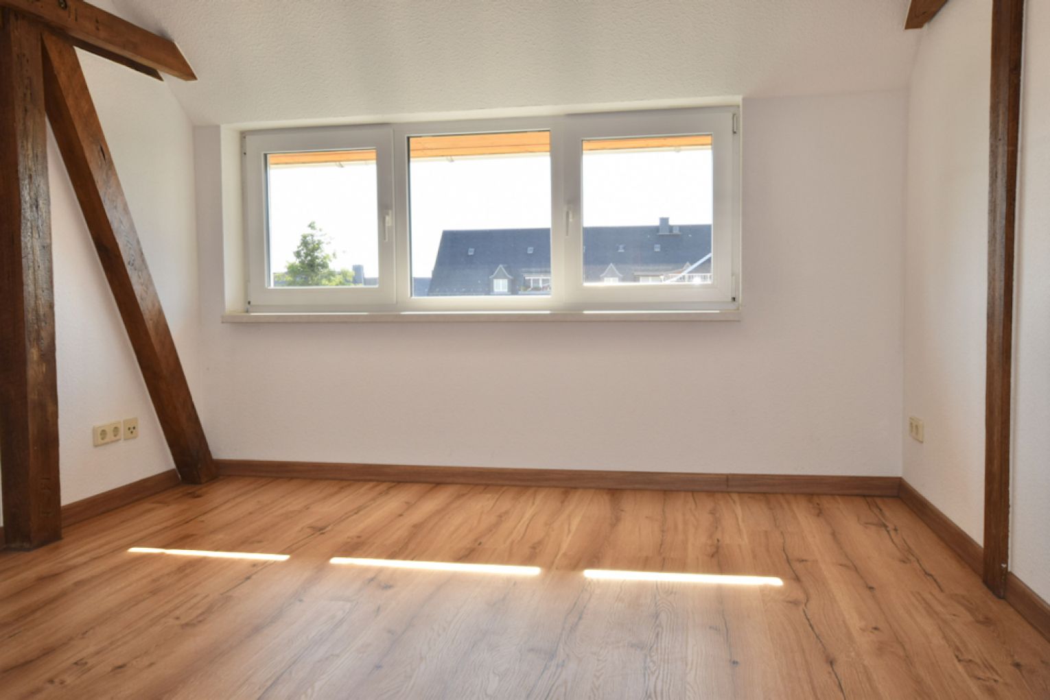 4 Zimmer • Südbalkon • Laminat • Maisonette • Stellplatz • Fussbodenheizung • Wanne • jetzt mieten!