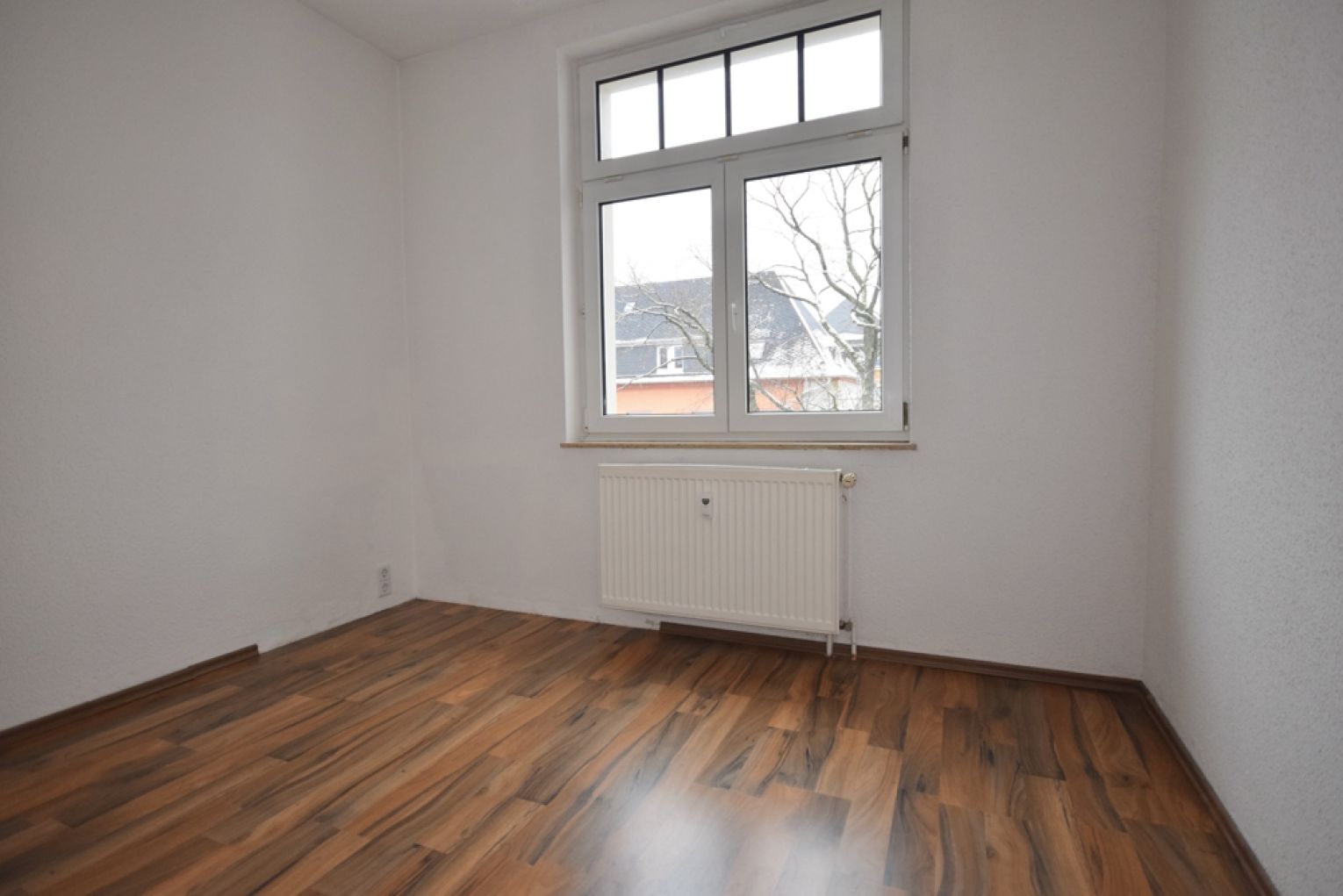 6-Zimmer • Balkon • 2 Bäder mit Wanne • Laminat • Einbauküche • Laminat • nicht warten!