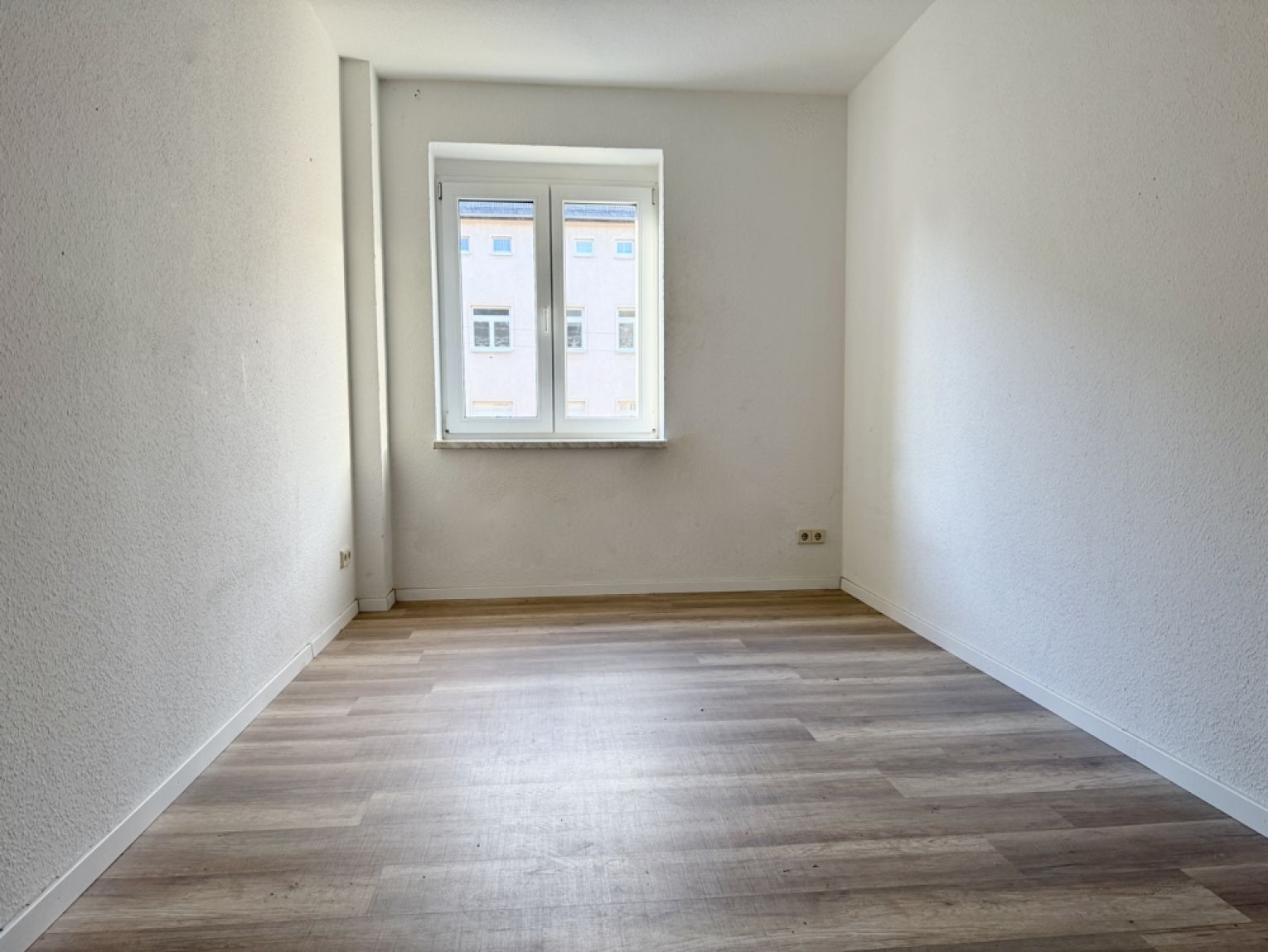 TOP • 2-Zimmer • Fussbodenheizung • Laminat • Tageslichtbad mit Wanne • mal anschauen !?