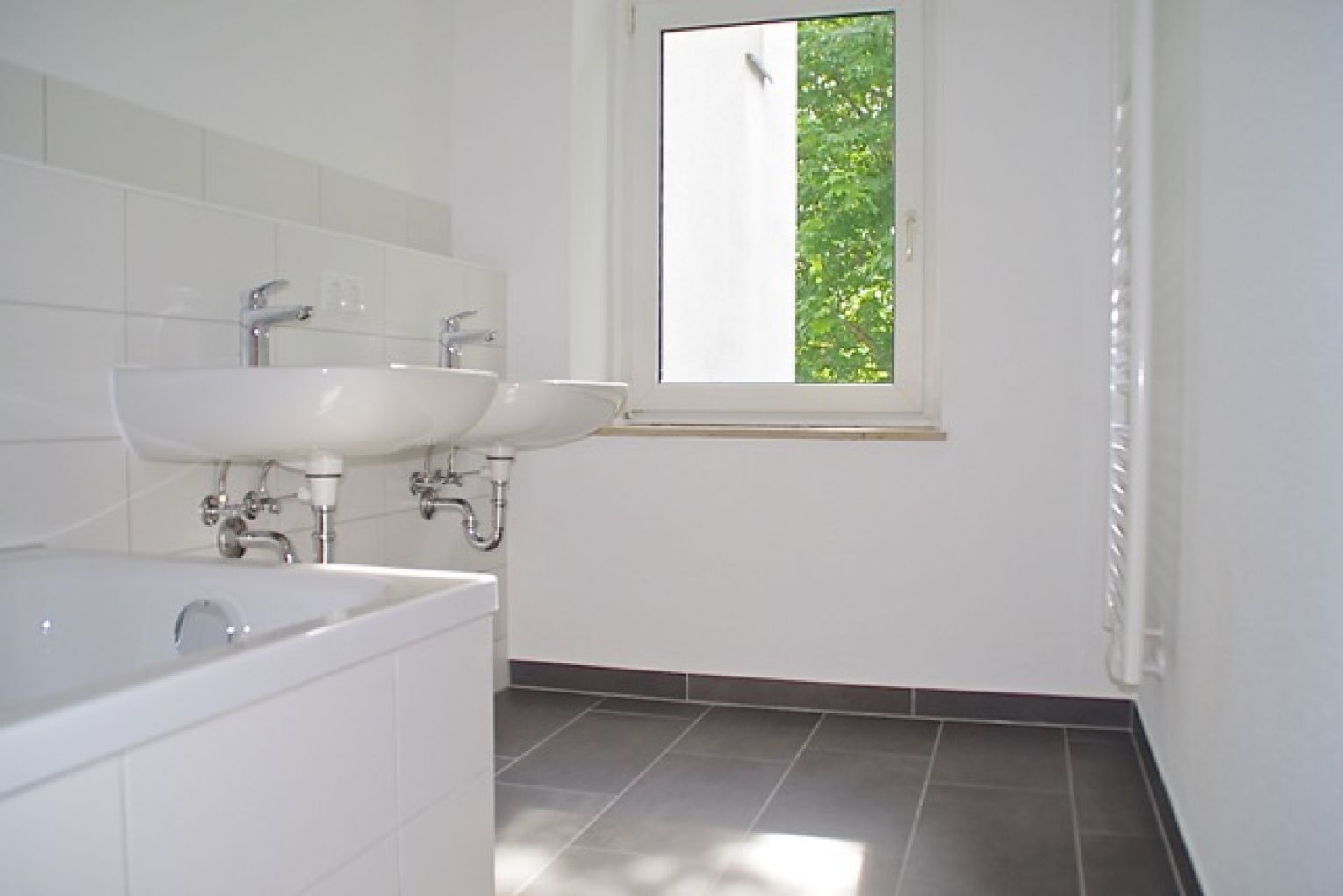 5-Raum Wohnung • 2 Bäder • Wanne + Dusche • Maisonette • 2 Balkone • Laminat • nicht lang warten!