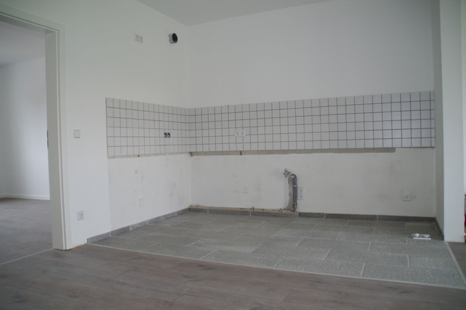 Riesen-Balkon geplant • 4-Zimmer • offene Küche • großes Wohnzimmer • Gäste-WC • Wanne & Dusche •