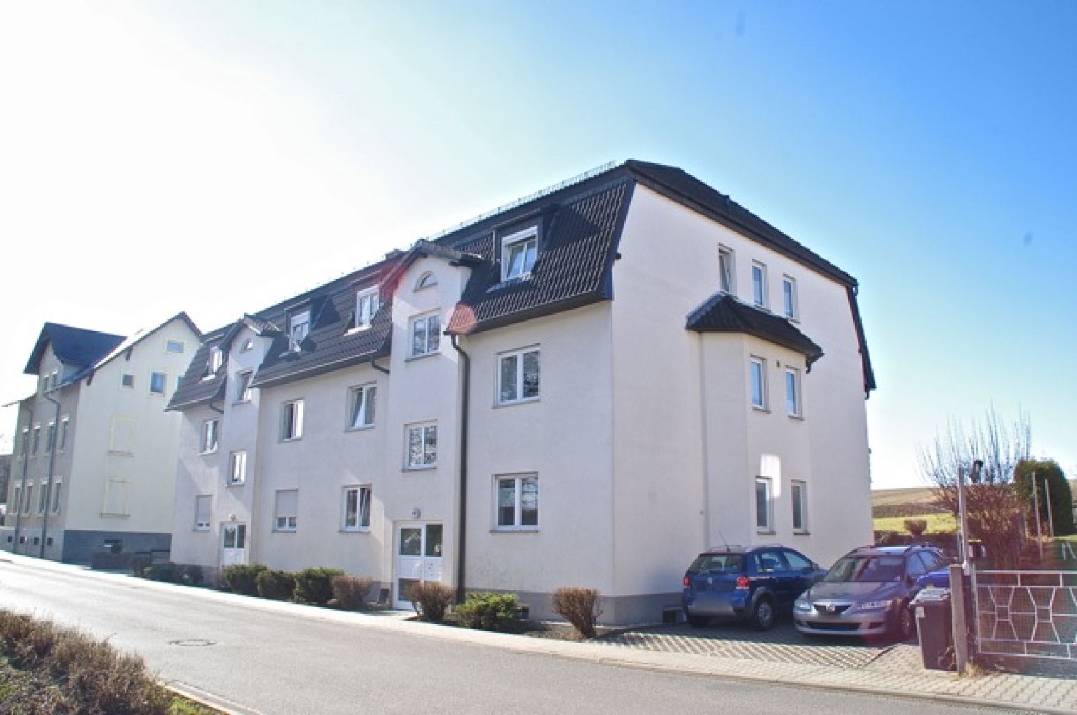 Niederfrohna • 2-Raum • Balkon • Einbauküche • Blick ins Grüne • Laminat • Abstellraum • zur Miete!