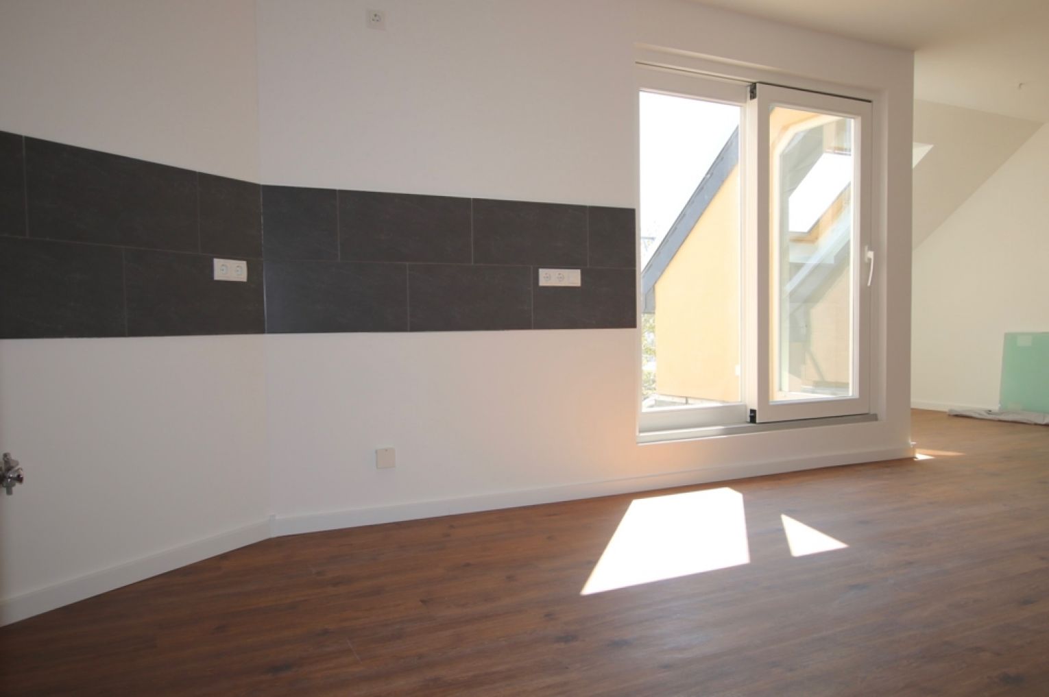 4 Zimmer • Dachterrasse • 2 Bäder • .Wanne & Dusche • Laminat • Maisonette • TOP-Auststattung