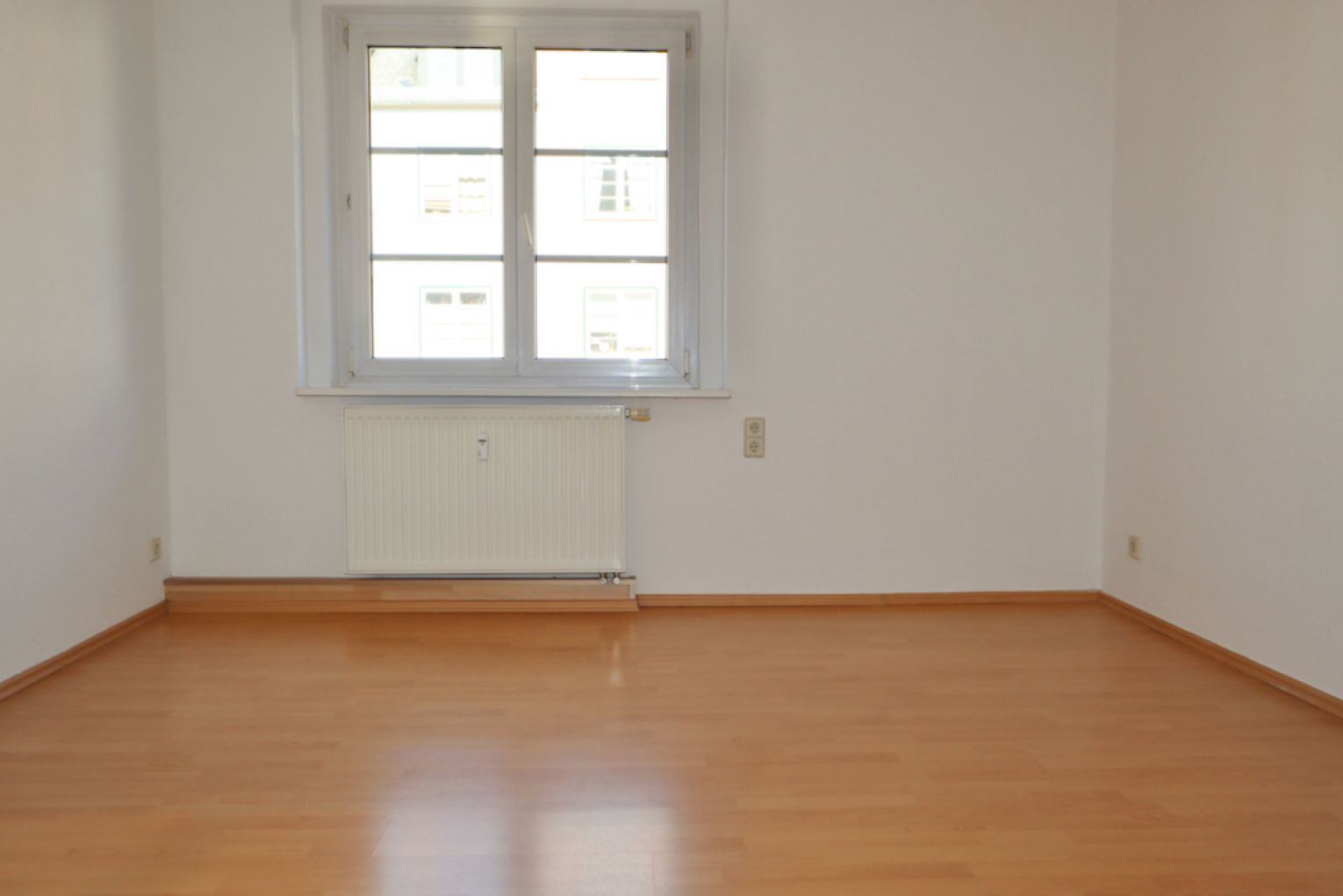 3-Raum • Balkon • Laminat • Tageslichtbad • Einbauküche • Stellplatz • Tageslichtbad • jetzt mieten