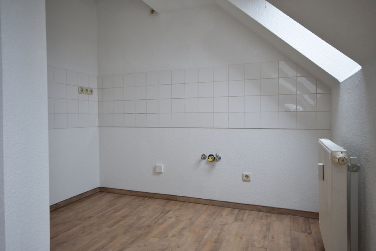 2-Zimmer • kompakt • Laminat • Balkon • frisch renoviert • frische Brötchen • BÄCKEREI im Haus 