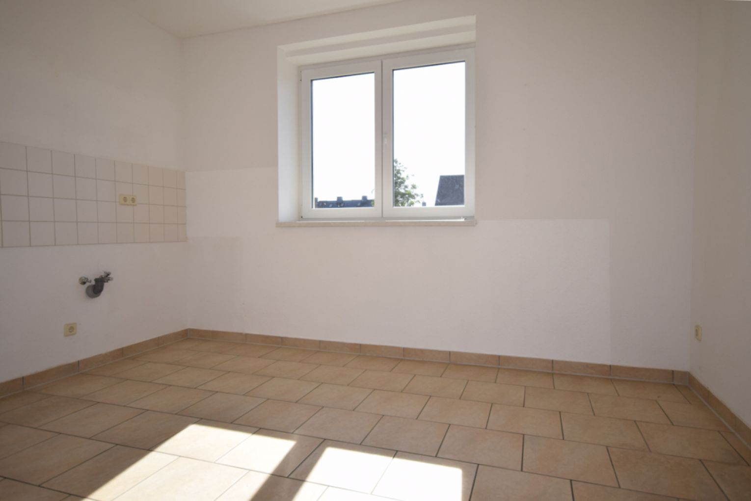 3 Zimmer • Südbalkon • schickes Laminat • Maisonette • Stellplatz • Fussbodenheizung • Balken-Flair