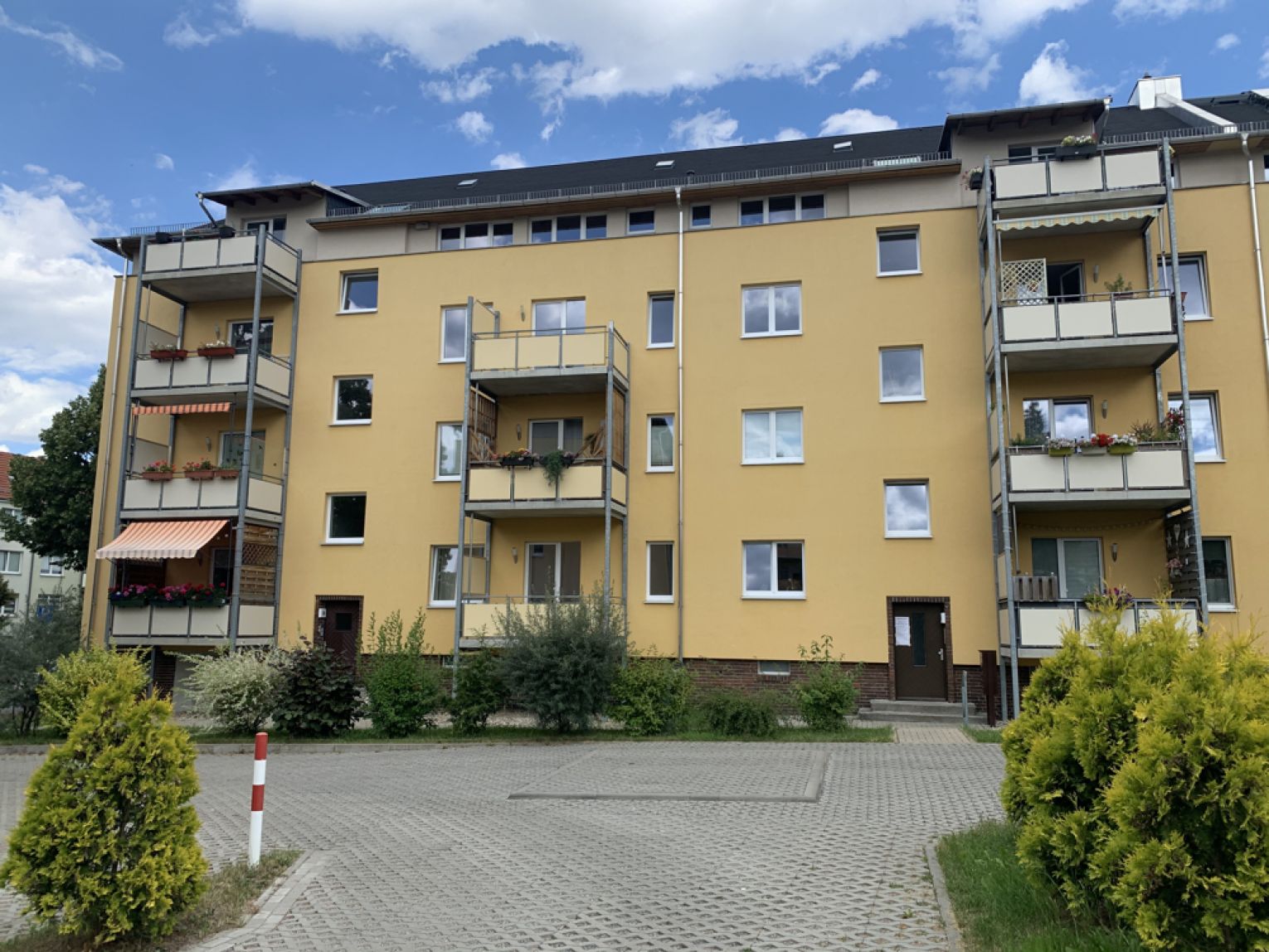 4 Zimmer • Südbalkon • Laminat • Stellplatz • Fussbodenheizung • Bad mit Fenster & Wanne • mieten!?