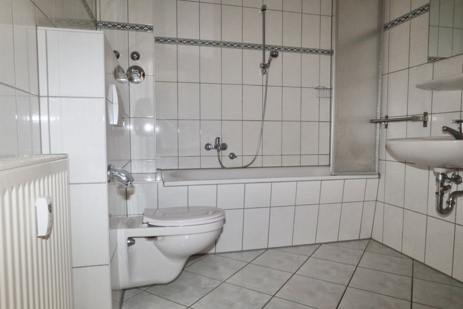 3 Zimmer • Einbauküche • großer Balkon • Lift • barrierefrei • Laminat • Bad mit Wanne • Mieten!?