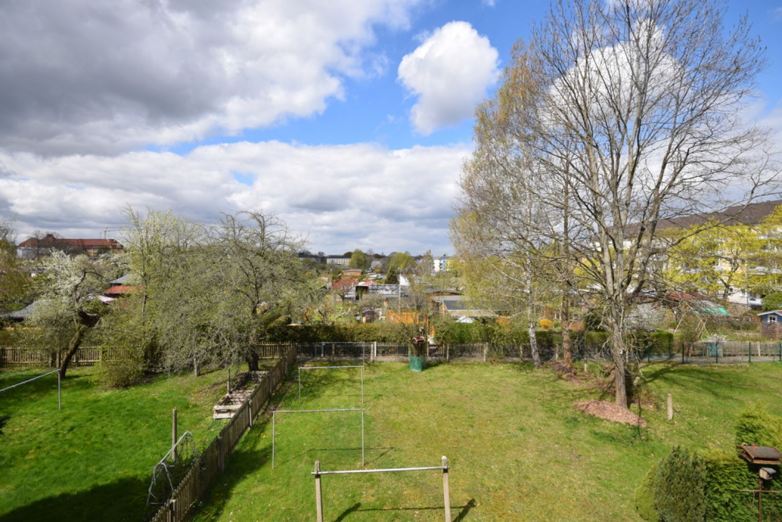 4-Zimmer • 2.Etage • Bad mit Fenster und Wanne • Küche mit Zugang Loggia • Idyllisches Grundstück