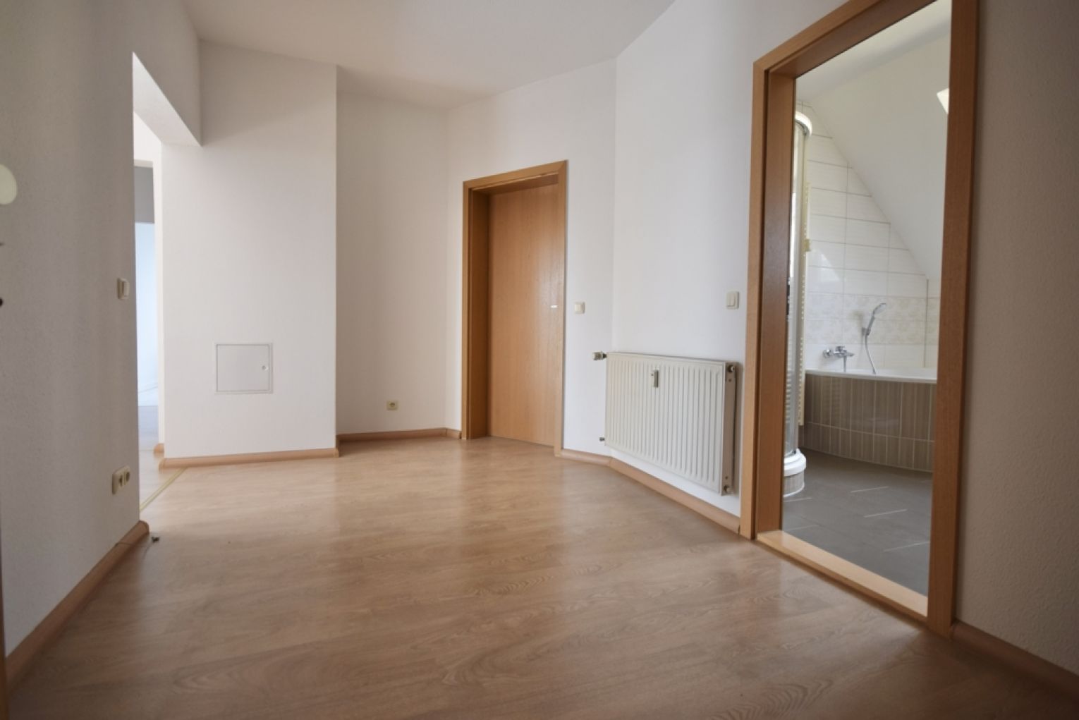 HERRLICH • 4 Zimmer • Dachgeschoss • Balkon • Einbauküche • Stellplatz • Garten • SAUNA • TOP !