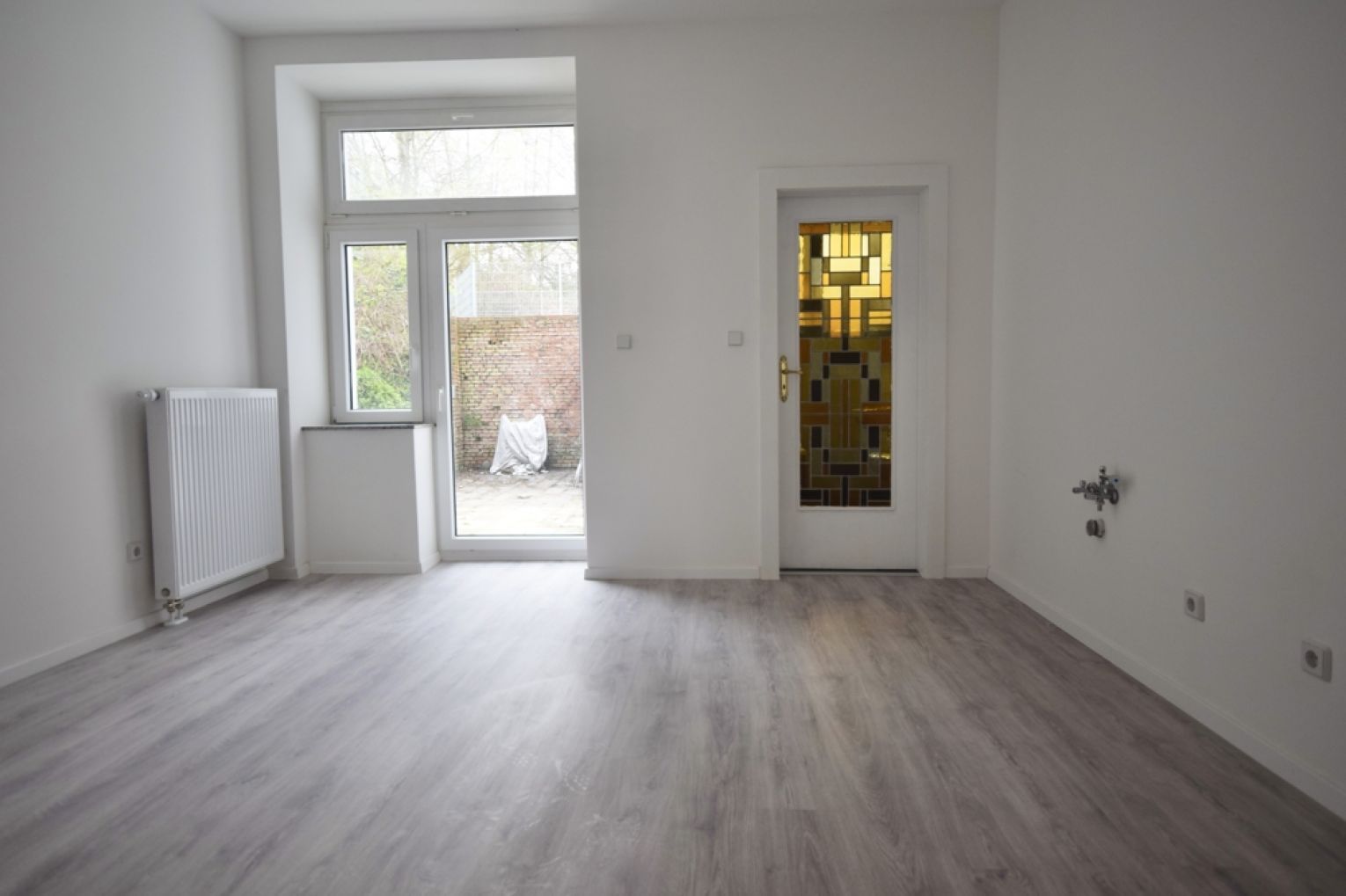 3 Zimmer • Bad mit Fenster, Dusche und Wanne • Hochparterre • Laminat • mit Balkon • zentrumsnah