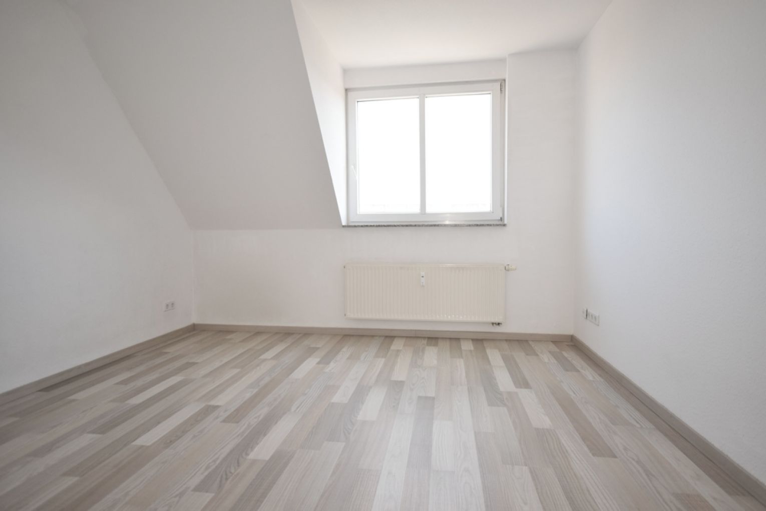 2-Raum Wohnung • Balkon •  Bad mit Wanne • modernes neues Laminat • Lift • Sonnenberg • jetzt mieten