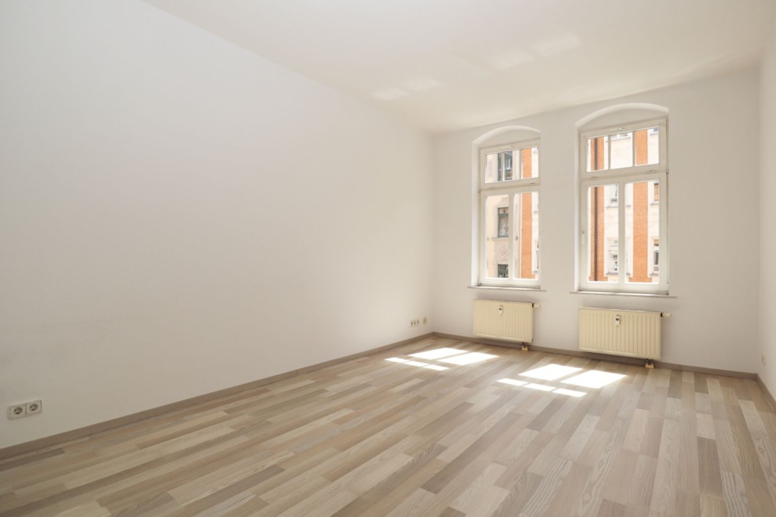 mitten auf dem Schloßberg • 2 Zimmer • neues Laminat • mit Balkon • mit Küche • zur Miete